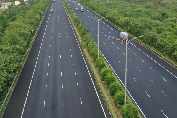 "Newspaper clipping about the Outer Ring Road in Nagpur, highlighting its opening timeline, benefits for traffic management, and impact on heavy vehicle movement."